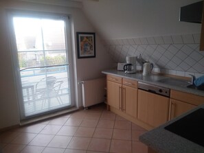 KĂŒhlschrank, Mikrowelle, Ofen, Herdplatte