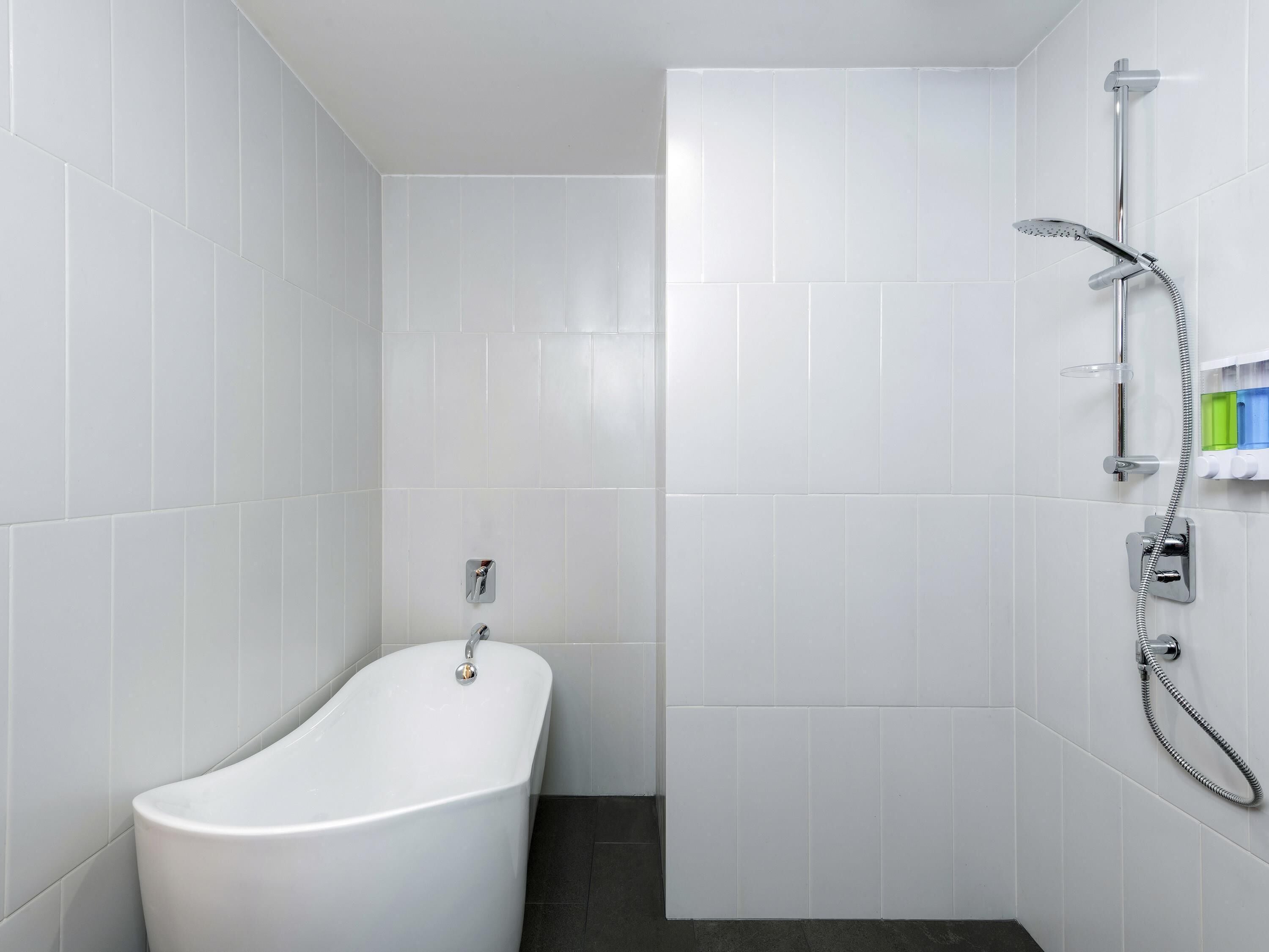 Kolmen hengen premium-huone, 3 yhden hengen sänkyä | Minibaari, tallelokero huoneessa, silitysrauta/-lauta