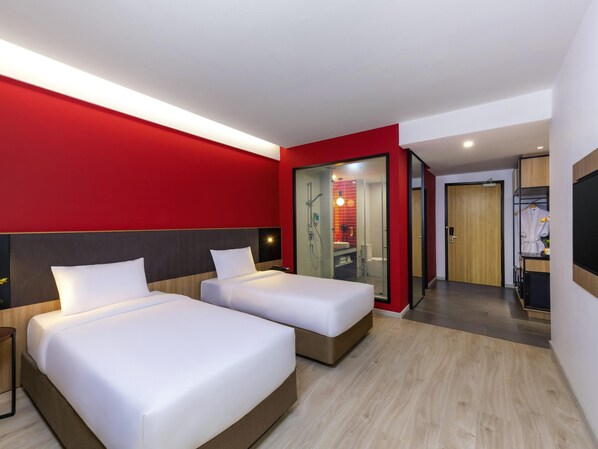 Habitación superior, 2 camas individuales, vistas a la ciudad | Minibar, caja fuerte, tabla de planchar con plancha y cunas gratuitas