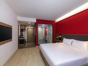 Habitación superior, 1 cama de matrimonio grande, vistas a la montaña | Minibar, caja fuerte, tabla de planchar con plancha y cunas gratuitas