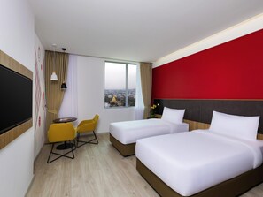 Habitación superior, 2 camas individuales, vistas a la ciudad | Minibar, caja fuerte, tabla de planchar con plancha y cunas gratuitas