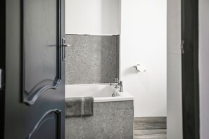 Luxury Apartment | Bathroom | Free toiletries, towels - TYME Suites on Kingsway (Cleethorpes)