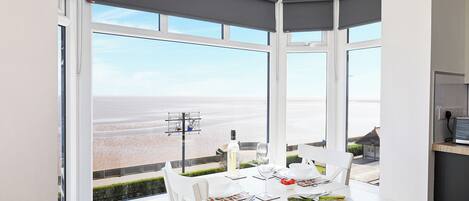 Chambre Double Panoramique | Coin séjour | Télévision LCD de 40 pouces avec chaînes numériques, télévision