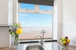 Refrigerador con freezer, microondas, horno, placa de cocina