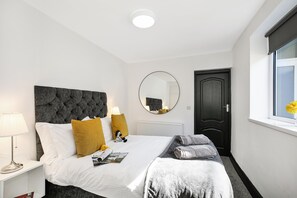 Luxury Apartment | Premium bedding, down comforters, Select Comfort beds - TYME Suites on Kingsway (Cleethorpes)