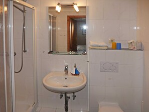 Dusche, Haartrockner, HandtĂŒcher
