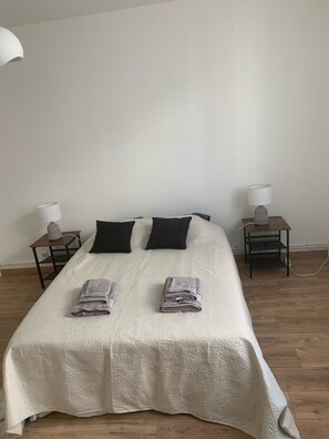 3 chambres, bureau, fer et planche à repasser, lit parapluie