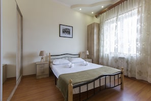2 bedrooms, desk, iron/ironing board, free WiFi