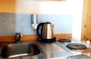 Kühlschrank, Wasserkocher, Esstisch