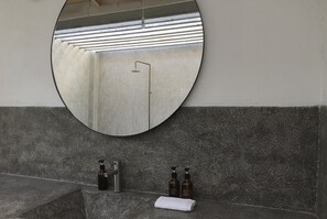Rainfall showerhead