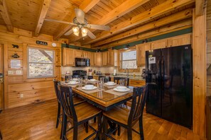 Dining - Secluded Luxury 2 Bdrm Log Cabin,Hot Tub,Theatre Rm,Assn Lake,WiFi,Offsite Pool (Sevierville)