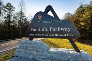 A sign for Foothills Parkway at Great Smoky Mountains National Park. - Secluded Luxury 2 Bdrm Log Cabin,Hot Tub,Theatre Rm,Assn Lake,WiFi,Offsite Pool (Sevierville)