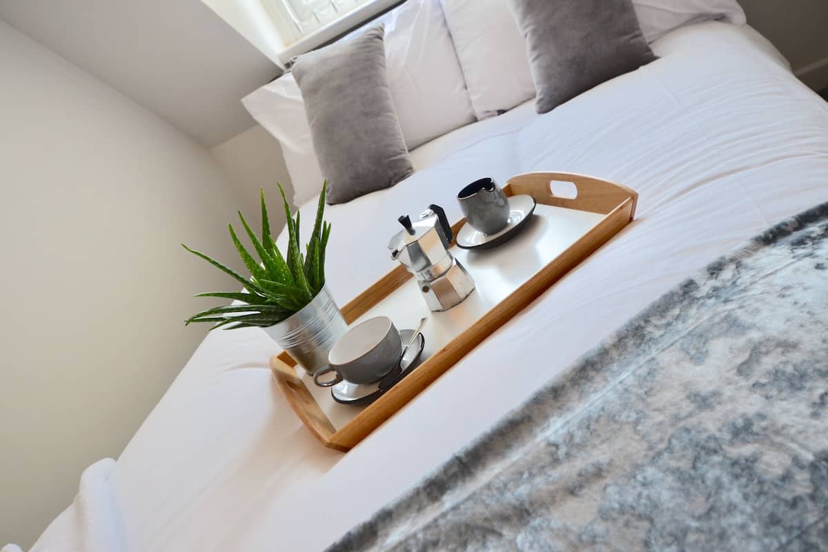5 bedrooms, individually decorated, individually furnished, desk
