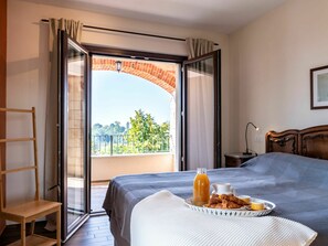 7 bedrooms, travel crib, free WiFi