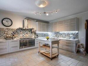 Uuni, astianpesukone, leivänpaahdin, syöttötuoli