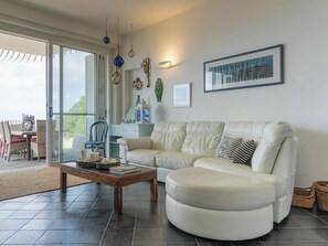TV - Stunning private villa for 8 people with WIFI, hot tub, A/C, TV, terrace and pets allowed (Santa Marinella)