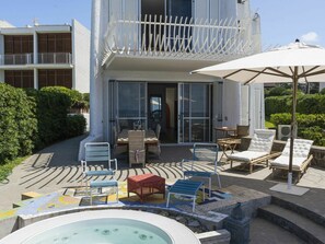 Outdoor dining - Stunning private villa for 8 people with hot tub, WIFI, A/C, TV, terrace and pets allowed (Santa Marinella)