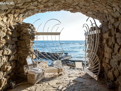 Beautiful private villa for 8 guests with hot tub, WIFI, A/C, TV, terrace and pets allowed