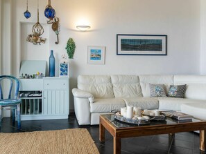 TV - Stunning private villa for 8 people with hot tub, WIFI, A/C, TV, terrace and pets allowed (Santa Marinella)
