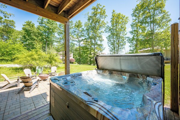 Outdoor spa tub