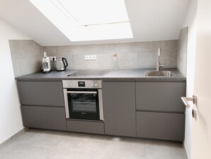 Fridge, oven, stovetop, dishwasher