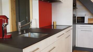 Mikrowelle, Geschirrspüler, Esstisch