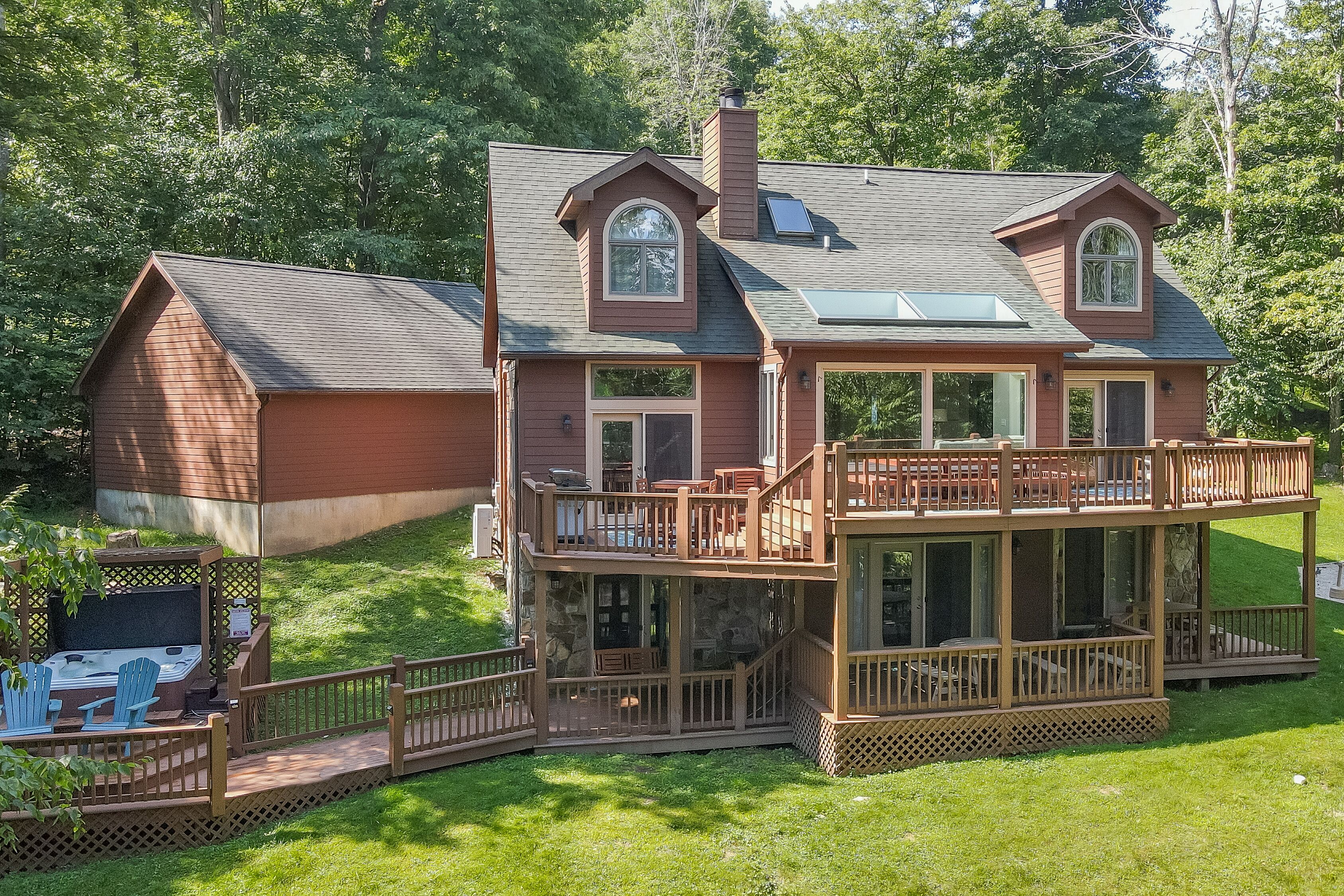Lakeview Bearadise: Lake Access, Hot Tub, Pool Table, Fireplaces!