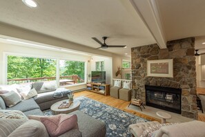 Älytelevisio, takka, DVD-soitin