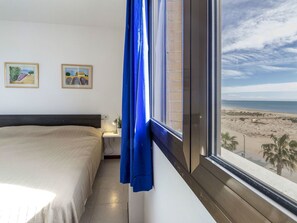 3 slaapkamers, een strijkplank/strijkijzer, reisbedje, gratis wifi