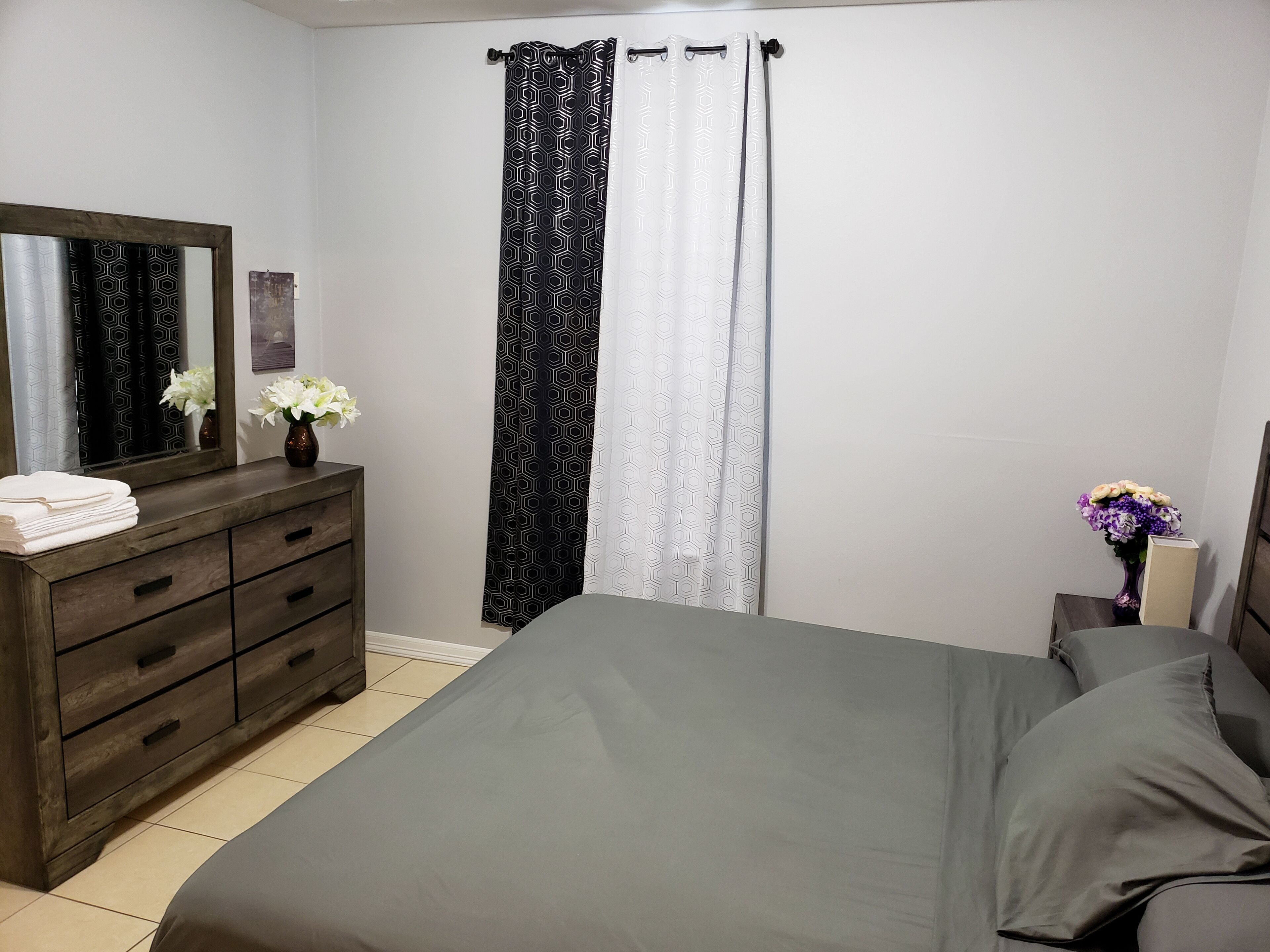 2 habitaciones, escritorio y tabla de planchar con plancha 