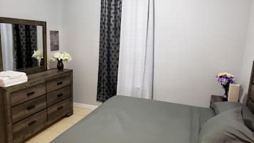 2 slaapkamers, een bureau, een strijkplank/strijkijzer, reisbedje