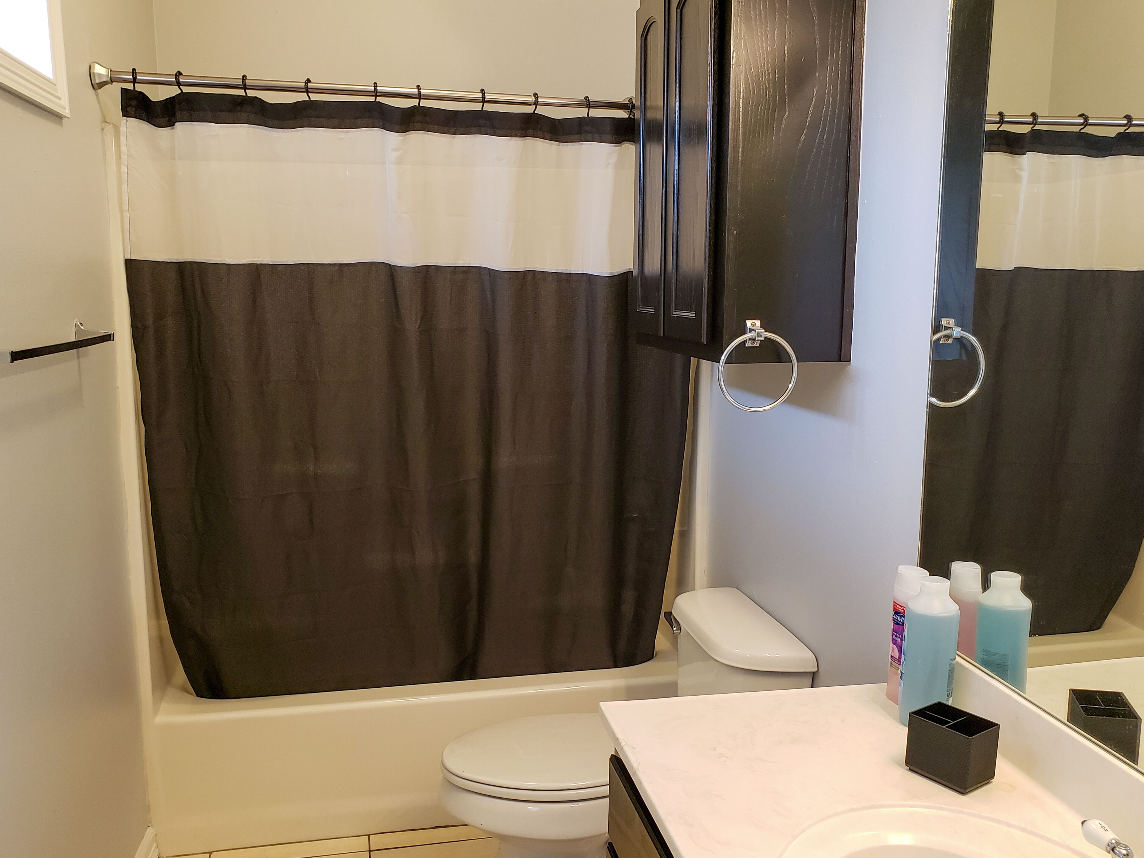 Un baño con bañera, inodoro y lavamanos.