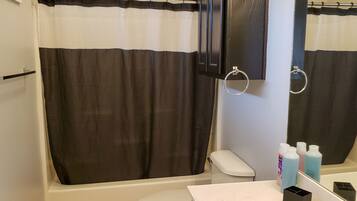 Un baño con bañera, inodoro y lavamanos.