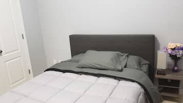 2 habitaciones, escritorio y tabla de planchar con plancha