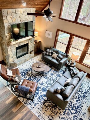 Smart TV, fireplace, DVD player, streaming services - Little Hare Hideaway*Hot Tub*Pets OK*FP (Deep Gap)