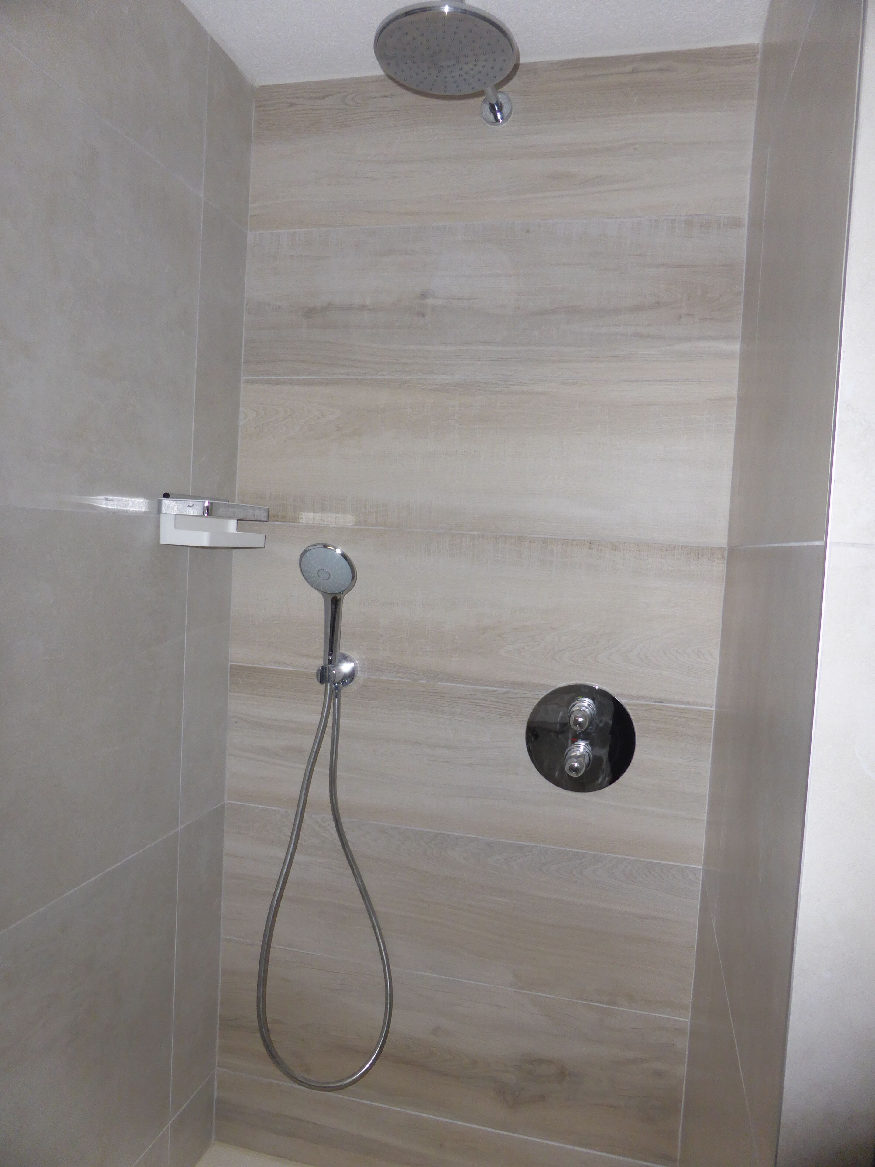 Douche, sèche-cheveux