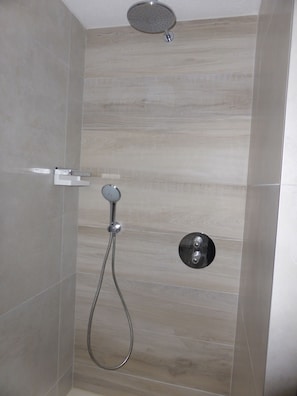Douche, sĂšche-cheveux