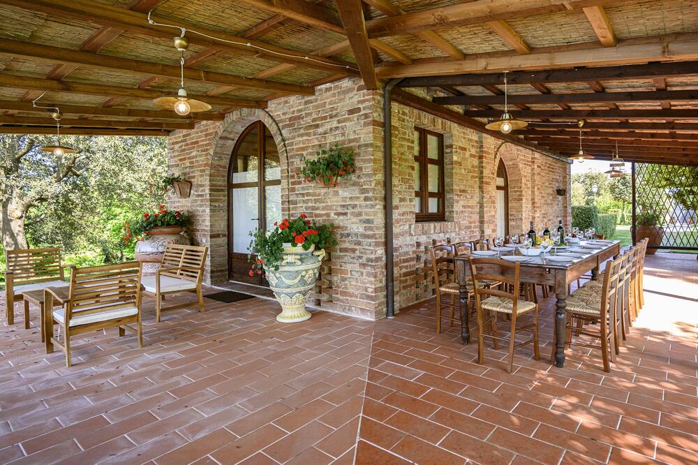 Villa for 16 private pool, Montepulciano and Pienza area very close to town.