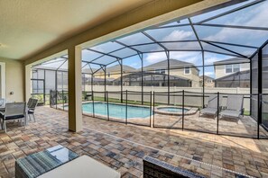 A heated pool - EV_1513 - 5 Bed 4.5 Bath Home with Screened Pool with Spillover Spa, Kids Room (Kissimmee)