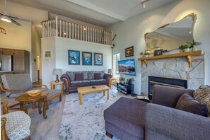 TV, fireplace - Marble Canyon 2 bedroom: Unit 705P1 (Fairmont Hot Springs)