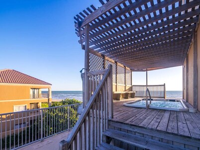 Beachfront 1bd Condo-Huge Balcony Looking Directly at Beach