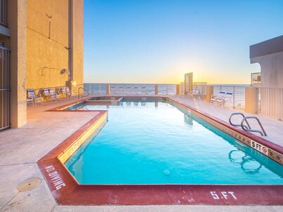Beachfront 1bd Condo-Huge Balcony Looking Directly at Beach