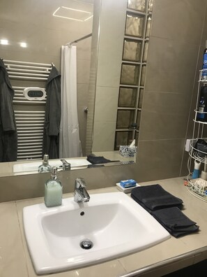 Shower, hair dryer, towels, soap - Cosy flat at the Rosehill (Budapest)