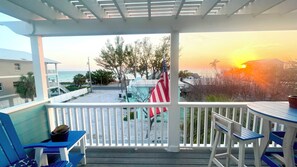 Outdoor dining - NO HURRICANE IMPACT!!! Private/Luxury/BeachView/Pool/Spa Steps to Sand! Balcony (Bradenton Beach)