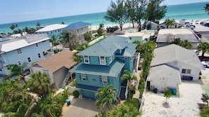 Un área residencial costera con casas, una playa y una vista despejada del océano.
