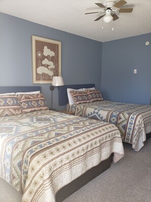 Deluxe Room | Blackout drapes, free WiFi - Two River Motel (Papineau-Cameron)