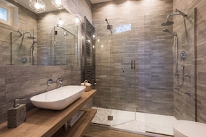 Bathtub, jetted tub, hair dryer, bidet