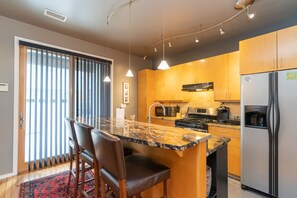 Réfrigérateur, four à micro-ondes, un four, surface de cuisson