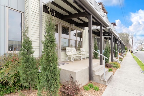 Southside's Sunset Haven. Rooftop Deck. Perfect for Couples & Families w/ Kids!