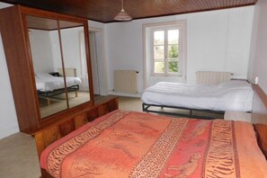 2 bedrooms, iron/ironing board